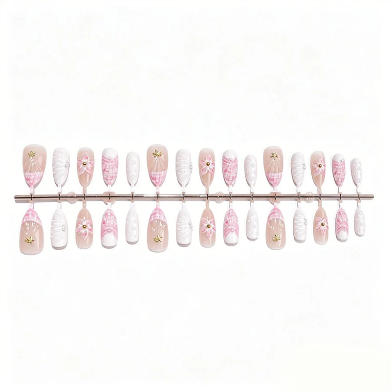 Kunstnagelset mit eleganten floralen Verzierungen und Glitzerakzenten Brehn