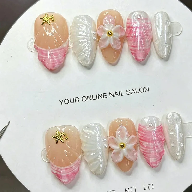 Kunstnagelset mit eleganten floralen Verzierungen und Glitzerakzenten Brehn