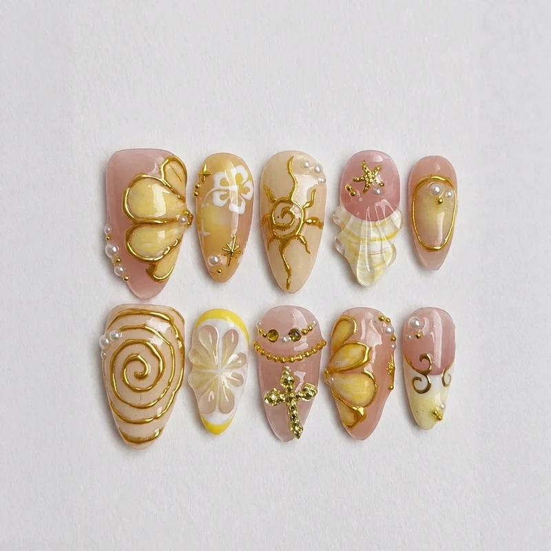 Kunstnagelset mit eleganten floralen Verzierungen Brehn