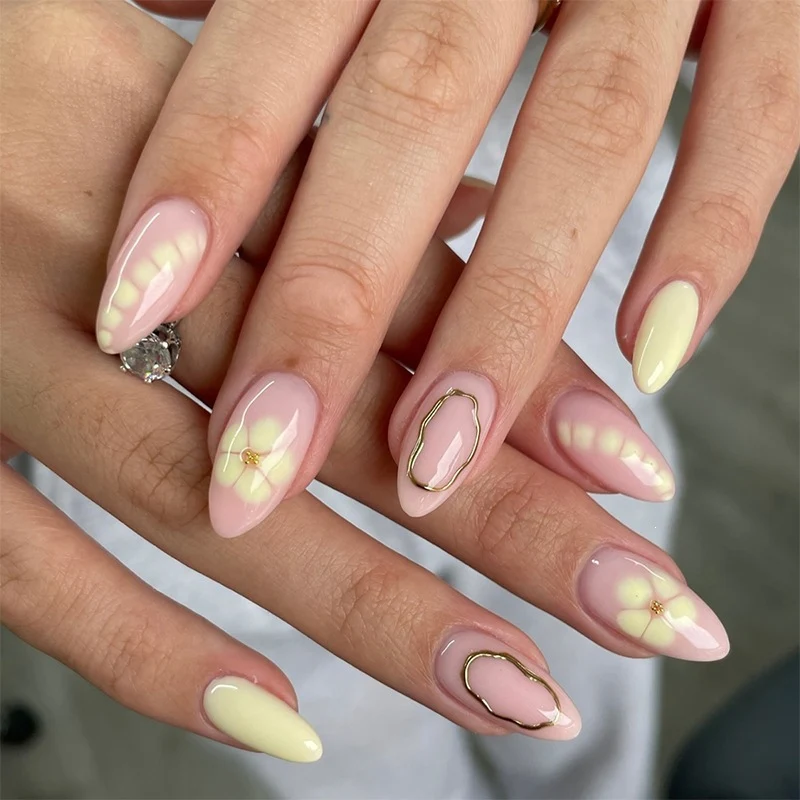 Kunstnagelset mit eleganten floralen Mustern und hochwertigen Verzierungen Brehn