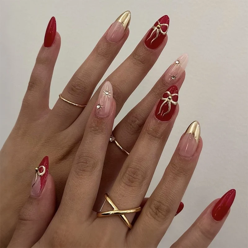 Kunstnagelset mit festlichen Motiven und eleganten 3D-Verzierungen Brehn