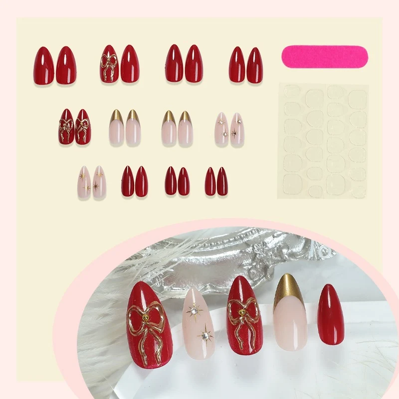 Kunstnagelset mit festlichen Motiven und eleganten 3D-Verzierungen Brehn