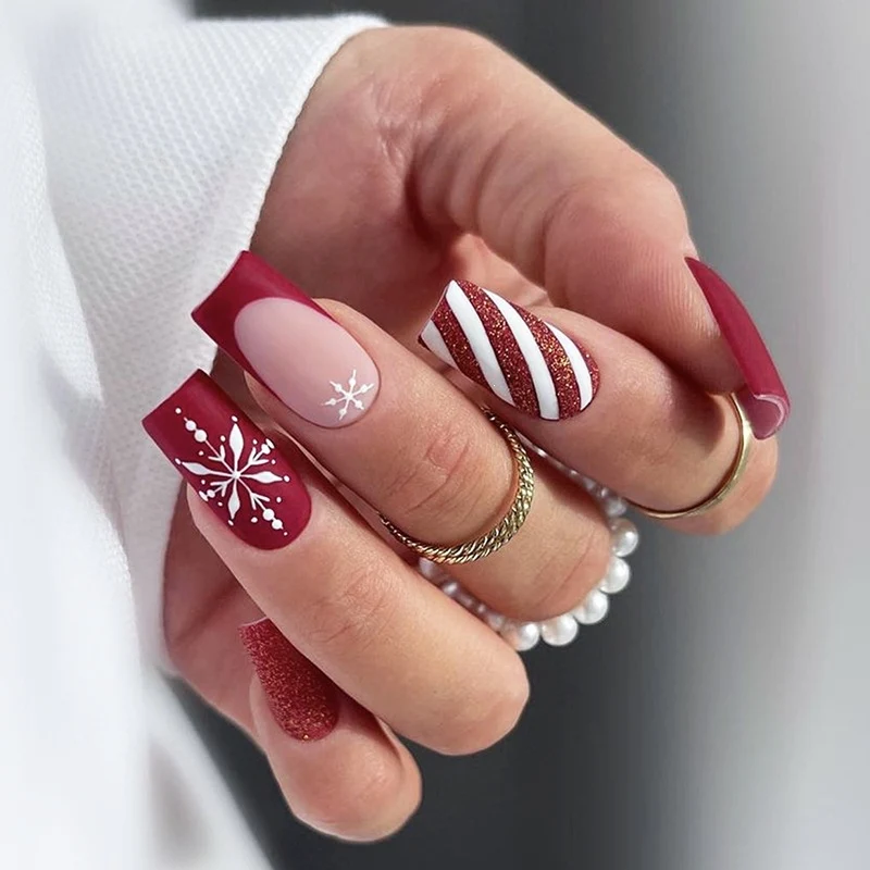 Kunstnagelset mit festlichen Feiertagsmotiven und glitzernden Akzenten Brehn