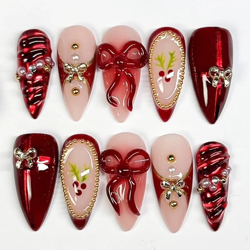 Kunstnagelset mit festlichen Designs und Glitzerelementen Brehn