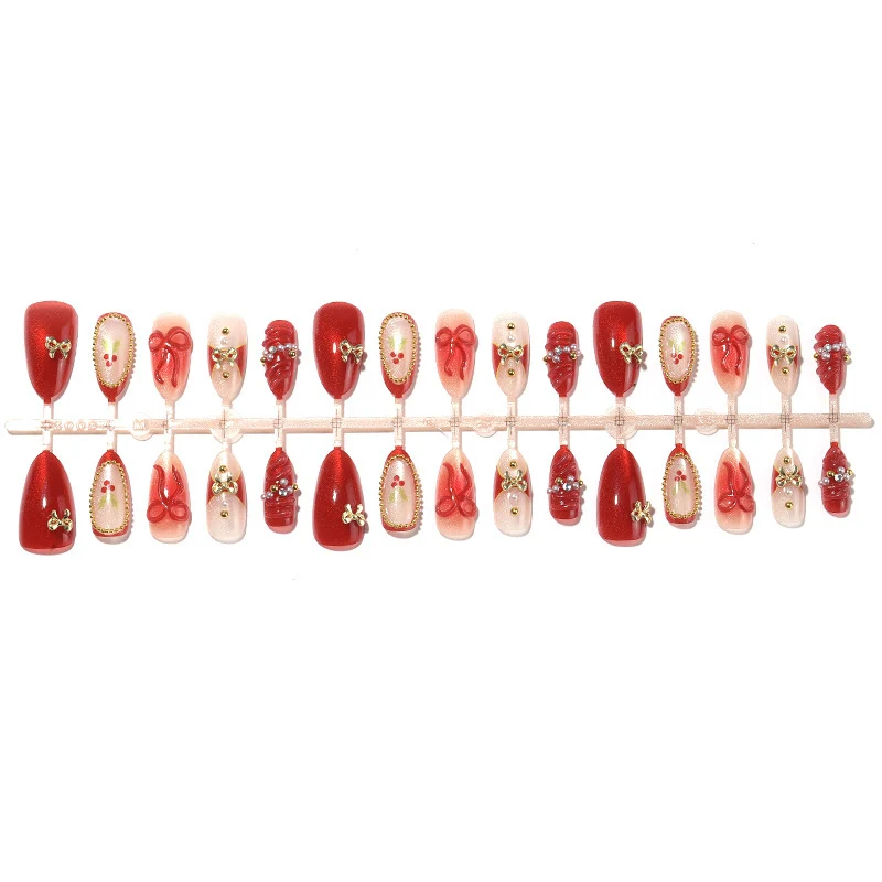 Kunstnagelset mit festlichen Designs und Glitzerelementen Brehn