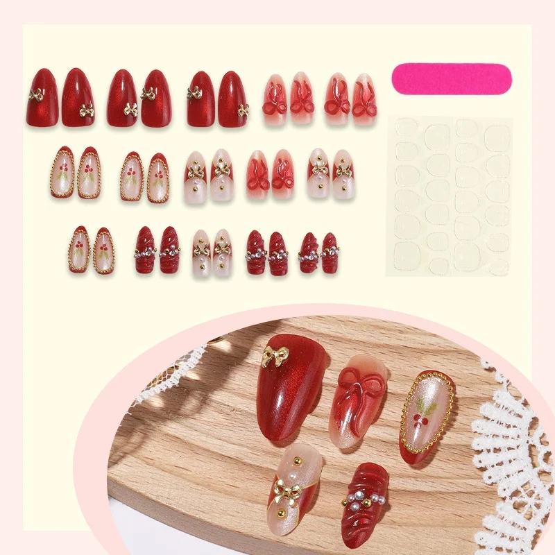 Kunstnagelset mit festlichen Designs und Glitzerelementen Brehn