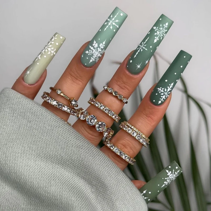 Kunstnagelset mit festlichem Winterthema Brehn
