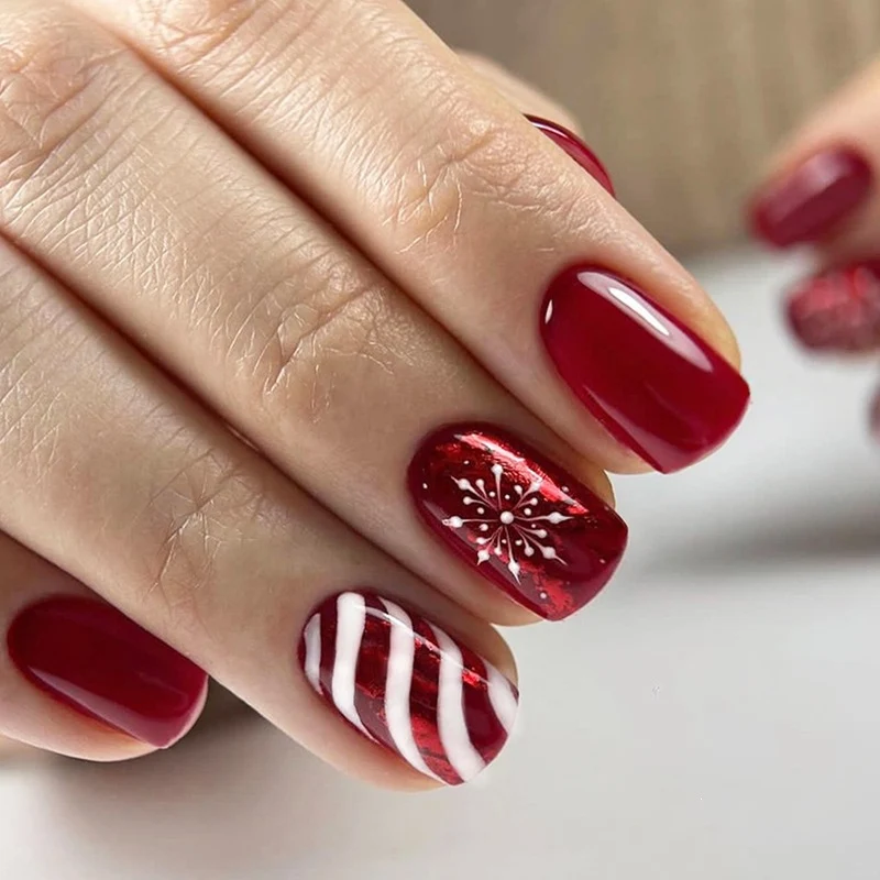 Kunstnagelset mit festlichem Weihnachtsdesign und luxuriösem Glanz Brehn