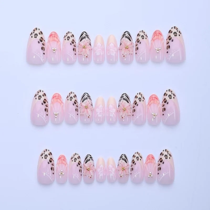 Kunstnagelset mit floralen und Leoparden-Designs Brehn