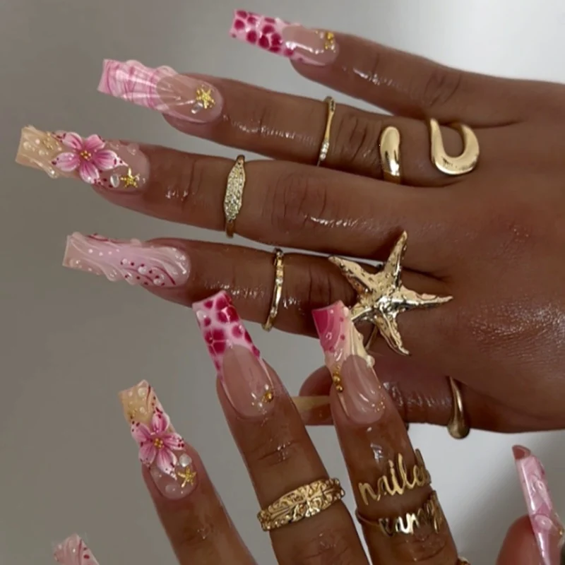 Kunstnagelset mit floralen und glitzernden Verzierungen Brehn