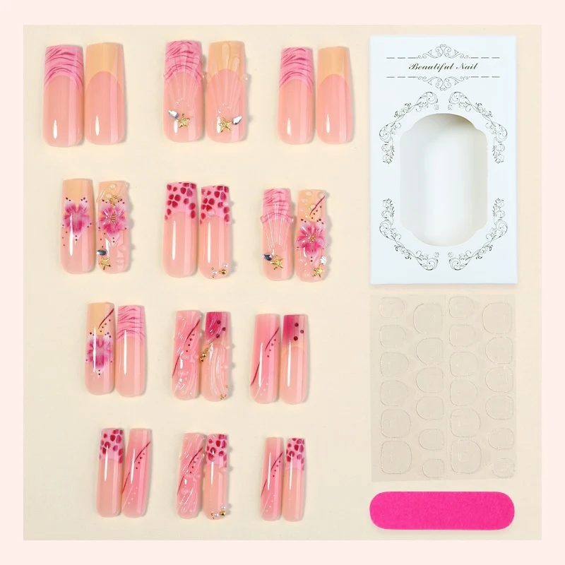 Kunstnagelset mit floralen und glitzernden Verzierungen Brehn