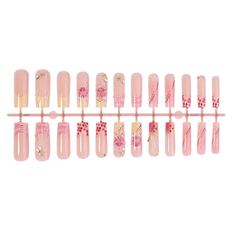 Kunstnagelset mit floralen und glitzernden Verzierungen Brehn