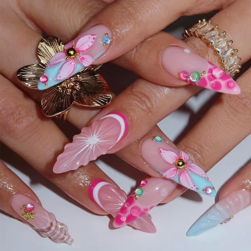Kunstnagelset mit floralen und glitzernden Designs Brehn