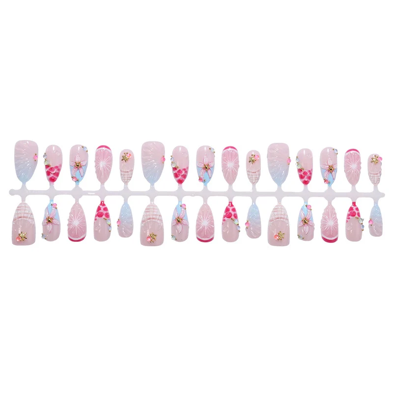 Kunstnagelset mit floralen und glitzernden Designs Brehn