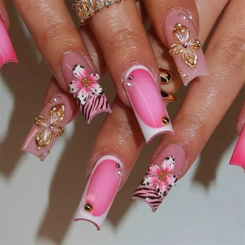 Kunstnagelset mit floralen und glamourösen Verzierungen Brehn