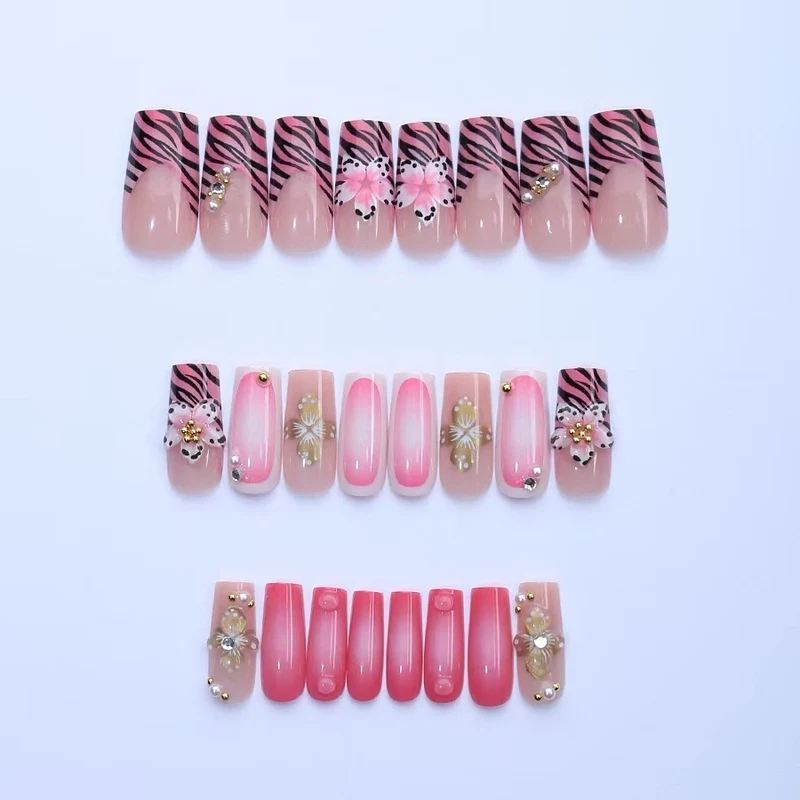 Kunstnagelset mit floralen und glamourösen Verzierungen Brehn