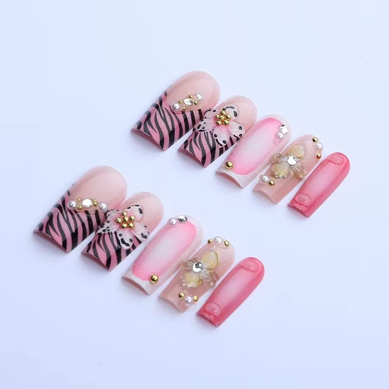 Kunstnagelset mit floralen und glamourösen Verzierungen Brehn