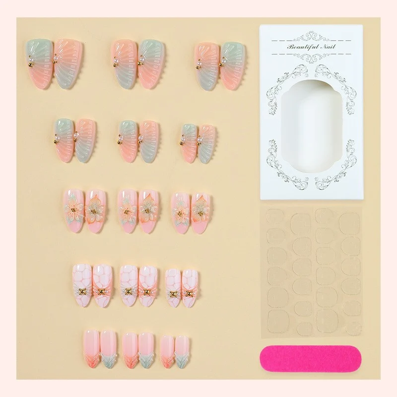 Kunstnagelset mit floralen und glamourösen Designs Brehn