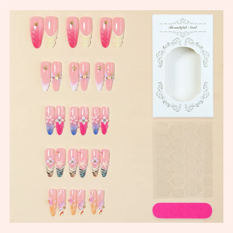 Kunstnagelset mit floralen und glamourösen Designs Brehn