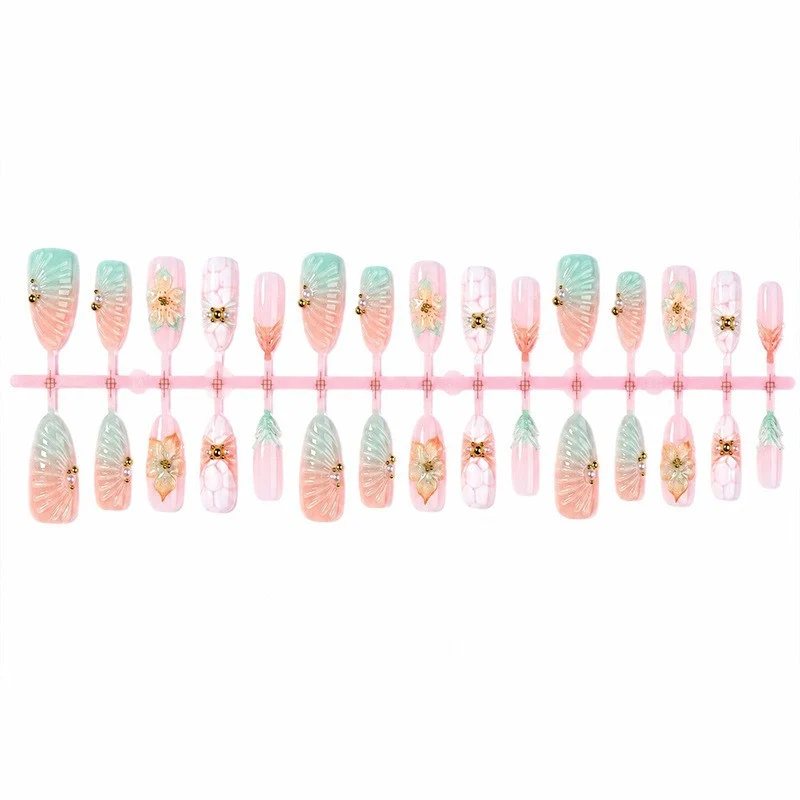 Kunstnagelset mit floralen und glamourösen Designs Brehn