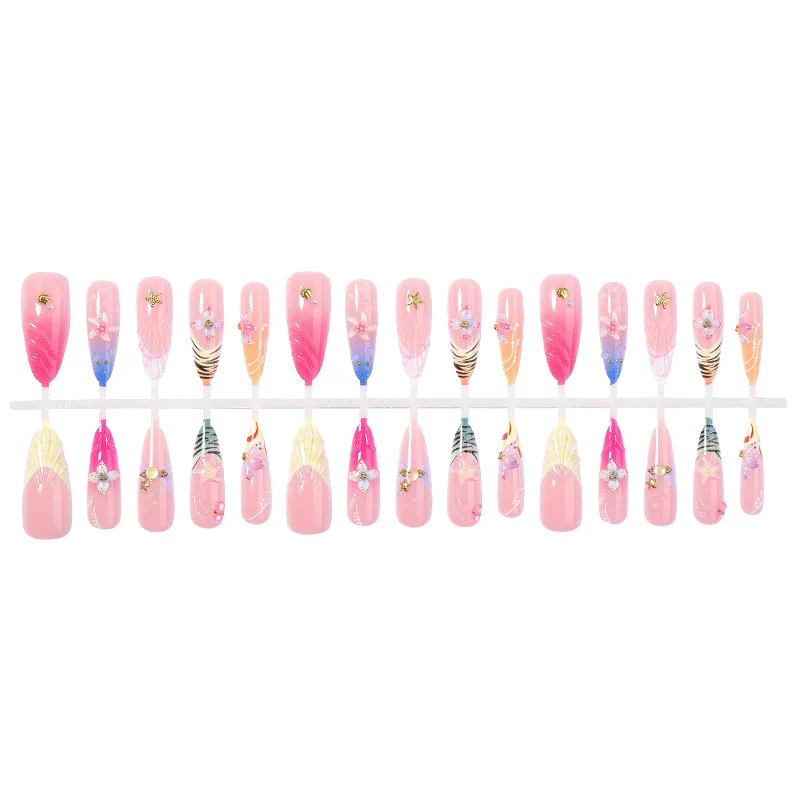 Kunstnagelset mit floralen und glamourösen Designs Brehn