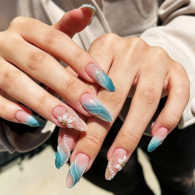 Kunstnagelset mit floralen und glamourösen Designs Brehn