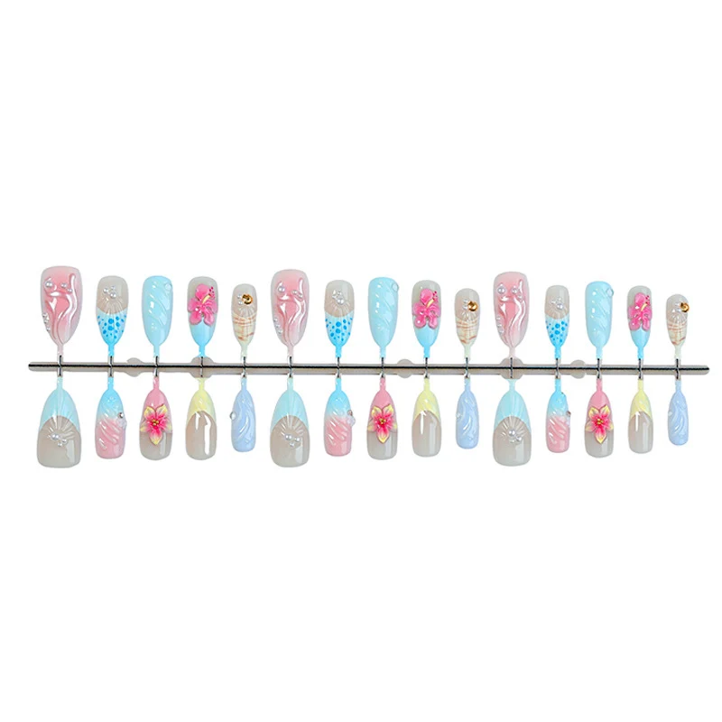 Kunstnagelset mit floralen und glamourösen Designs Brehn