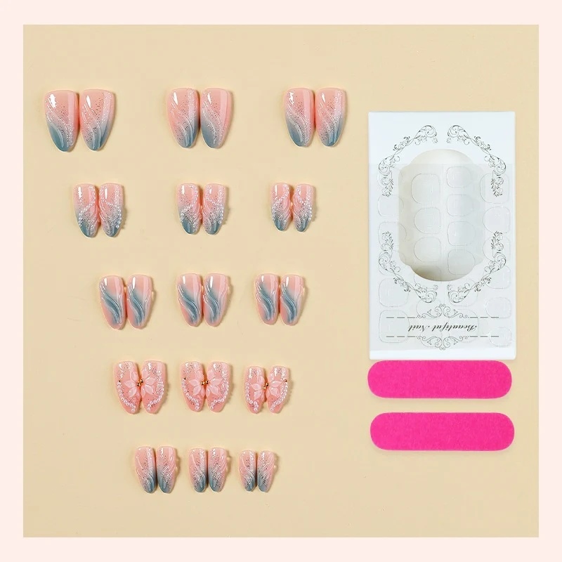 Kunstnagelset mit floralen und glamourösen Designs Brehn