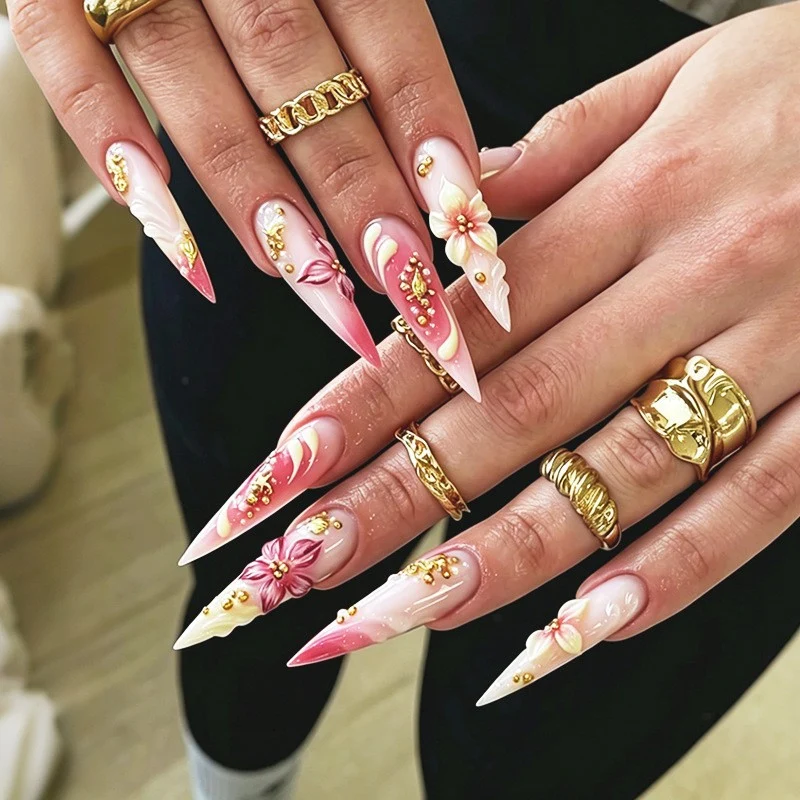 Kunstnagelset mit floralen und glamourösen Designs Brehn