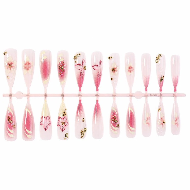 Kunstnagelset mit floralen und glamourösen Designs Brehn