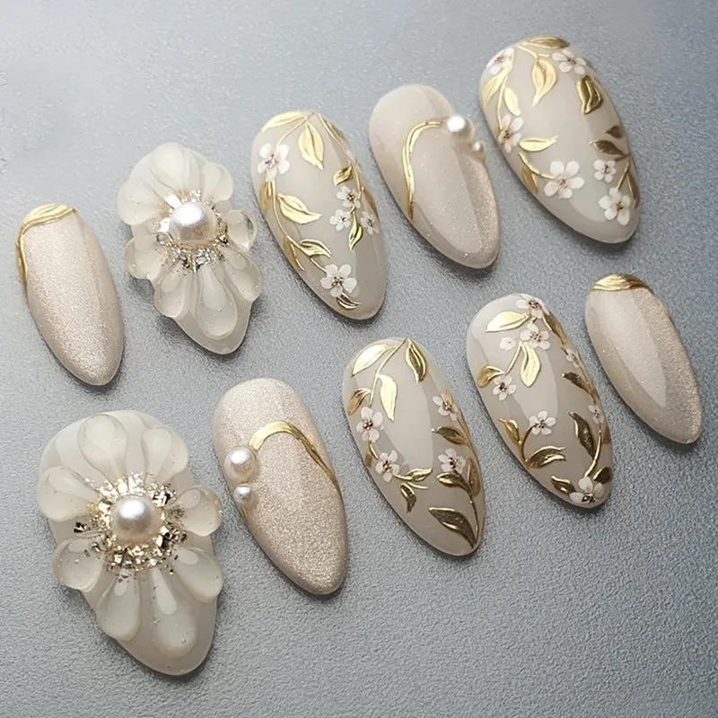 Kunstnagelset mit eleganten floralen Designs und glamourösen Glitzerakzenten Brehn