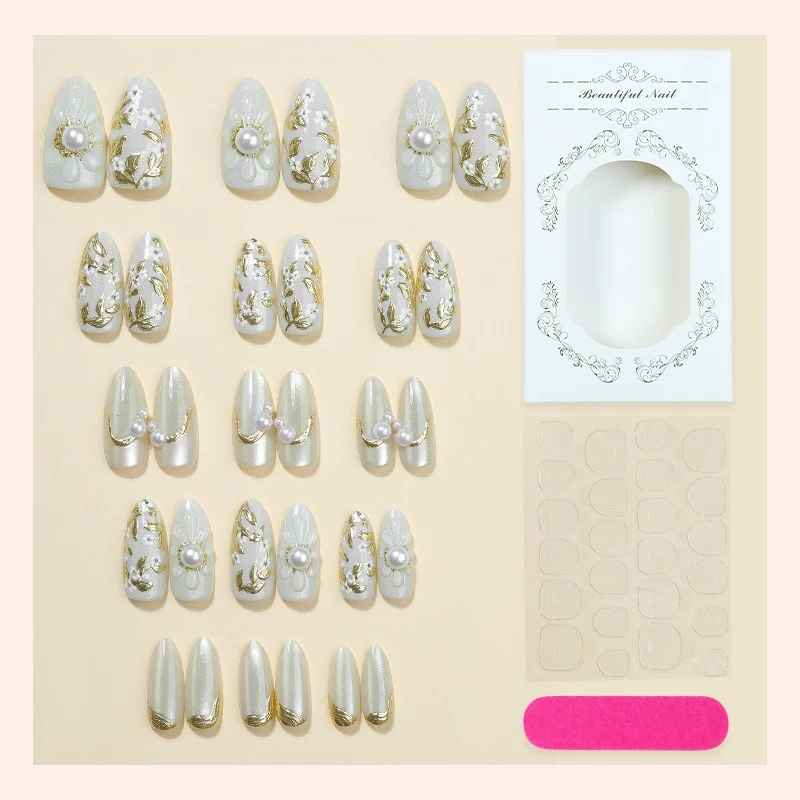 Kunstnagelset mit eleganten floralen Designs und glamourösen Glitzerakzenten Brehn
