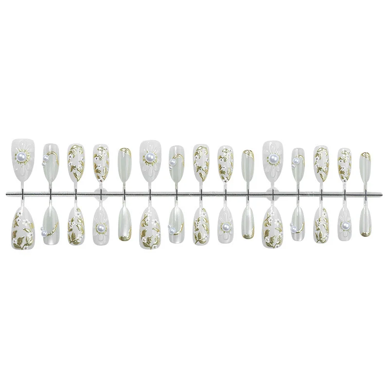 Kunstnagelset mit eleganten floralen Designs und glamourösen Glitzerakzenten Brehn