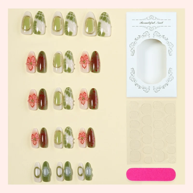 Kunstnagelset mit eleganten floralen Designs und farblichen Akzenten Brehn