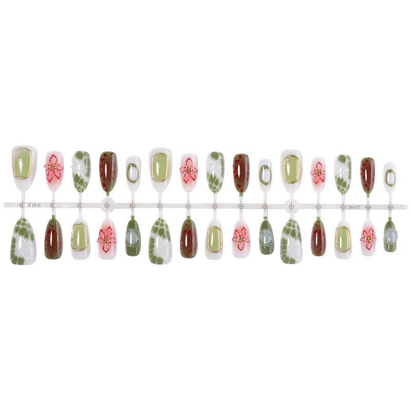 Kunstnagelset mit eleganten floralen Designs und farblichen Akzenten Brehn