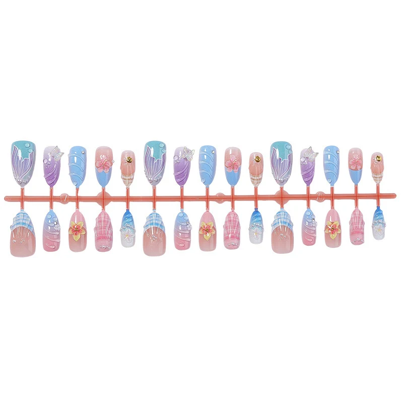 Kunstnagelset mit eleganten floralen Akzenten und kreativen Designs Brehn