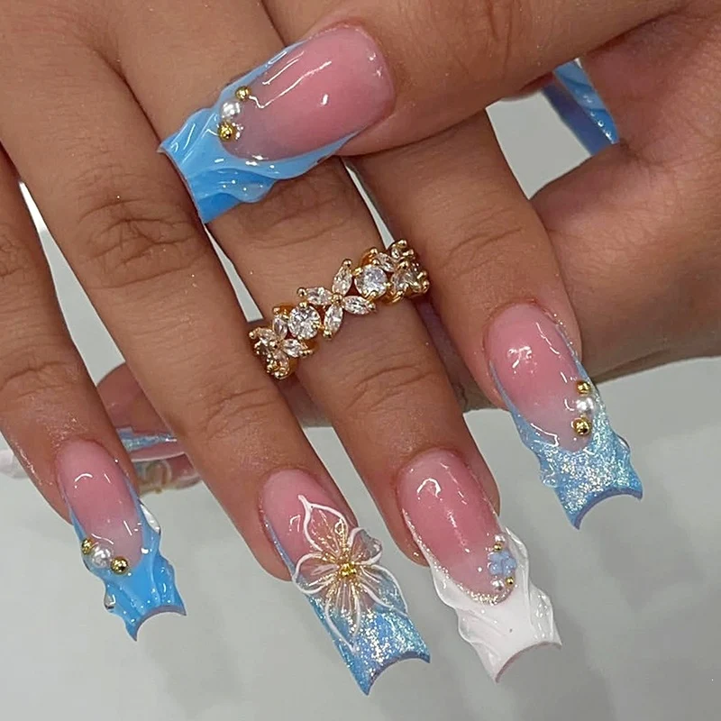 Kunstnagelset mit eleganten floralen Akzenten und Glitzer Brehn
