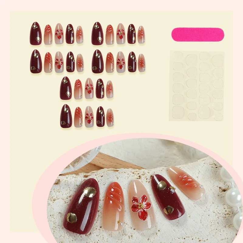 Kunstnagelset mit eleganten floralem Design und schimmernden Akzenten Brehn
