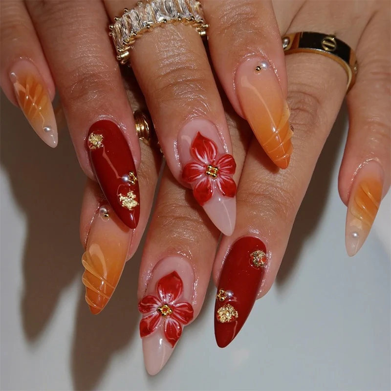 Kunstnagelset mit eleganten floralem Design und schimmernden Akzenten Brehn