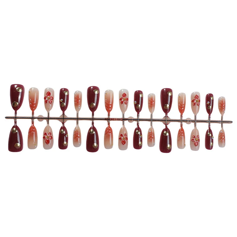 Kunstnagelset mit eleganten floralem Design und schimmernden Akzenten Brehn