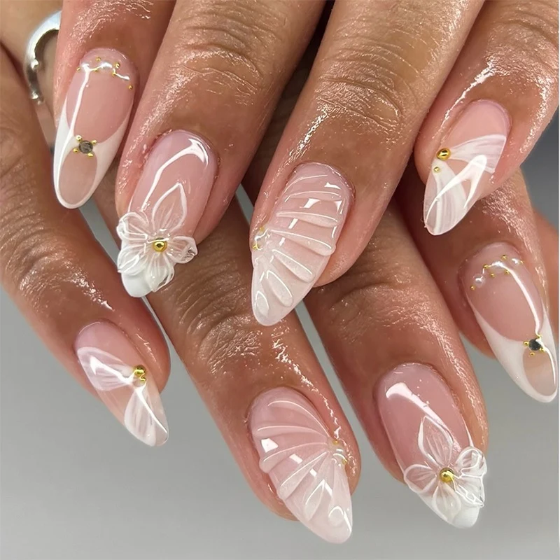 Kunstnagelset mit eleganten floralem Design und luxuriösen Akzenten Brehn