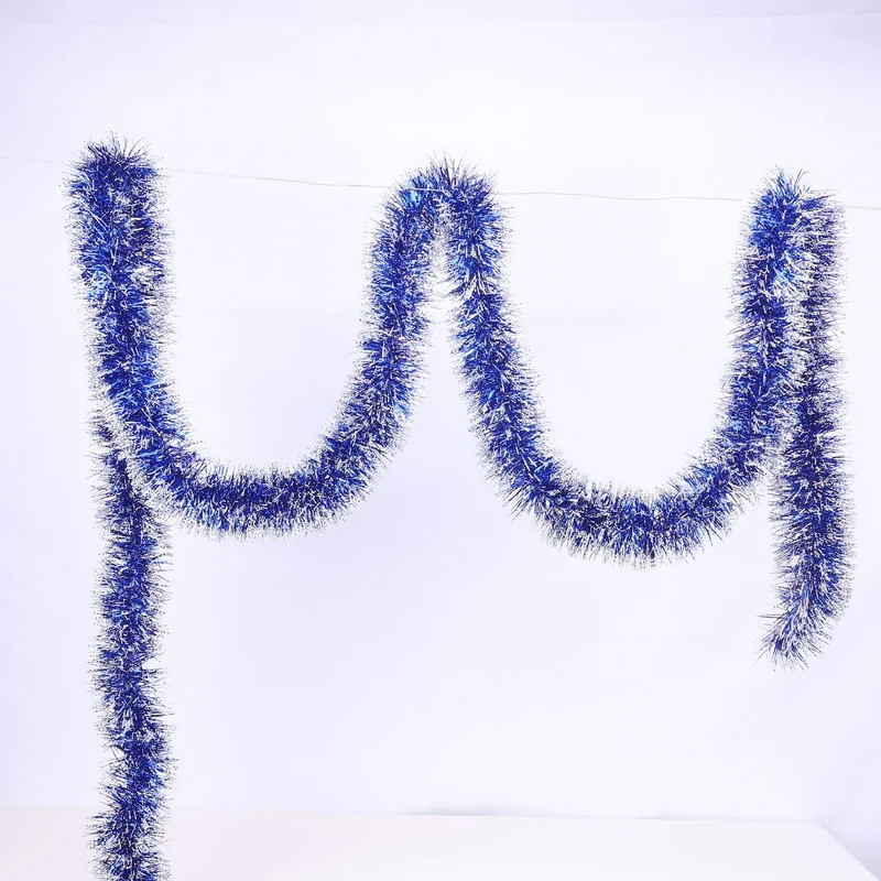 Glitzernde Weihnachtsgirlande mit Schneeflockenmotiven