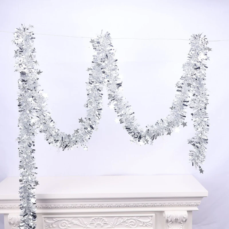 Glitzernde Weihnachtsgirlande mit Schneeflockenmotiven