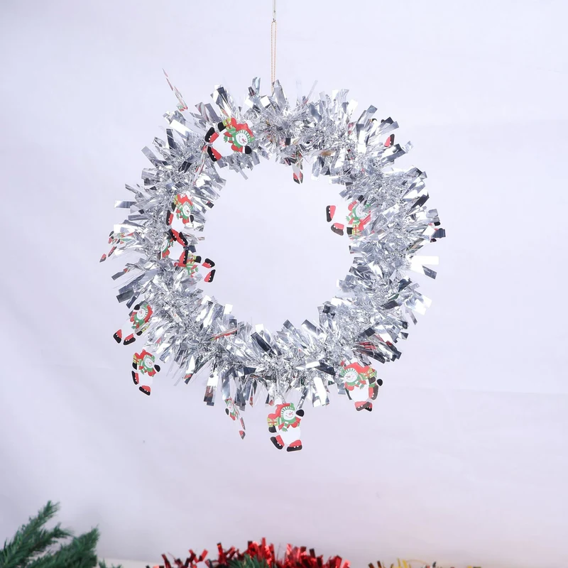 Glänzender Weihnachtskranz mit festlichen Motiven