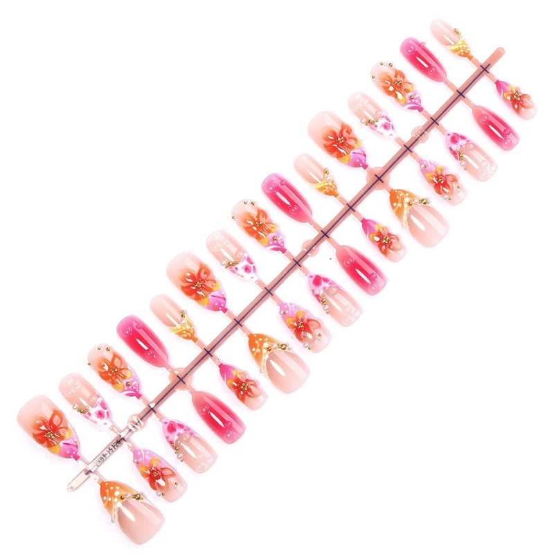Kunstnagelset mit floralen Designs und eleganten Verzierungen Brehn