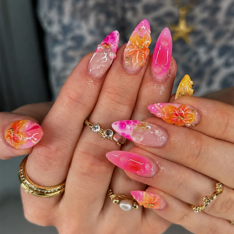 Kunstnagelset mit floralen Designs und eleganten Verzierungen Brehn