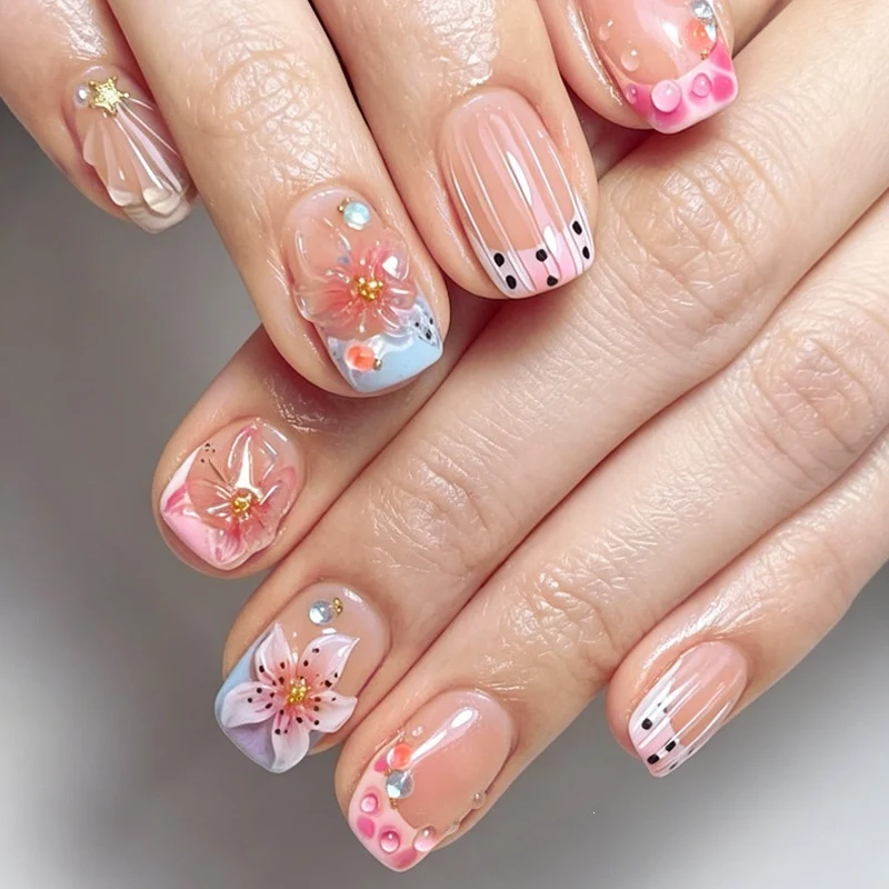 Kunstnagelset mit floralen Designs und eleganten Glitzerelementen Brehn