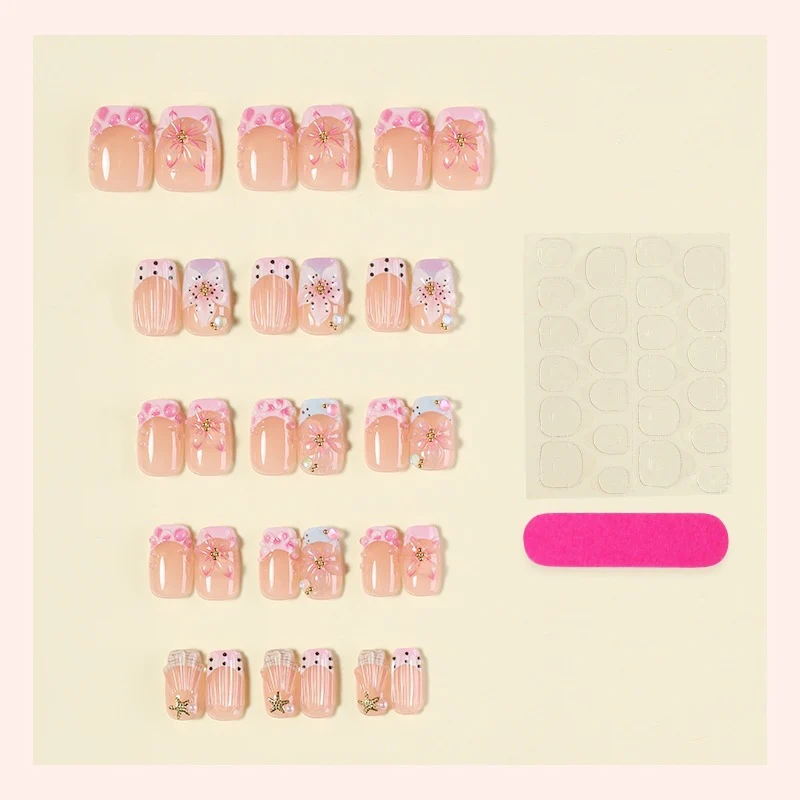 Kunstnagelset mit floralen Designs und eleganten Glitzerelementen Brehn