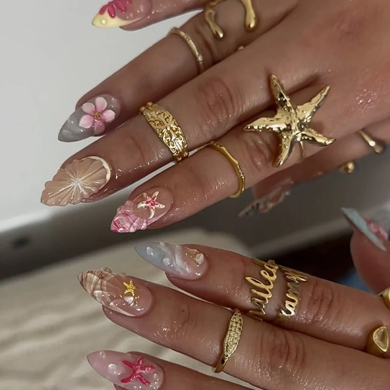 Kunstnagelset mit floralen Designs und eleganten Akzenten Brehn
