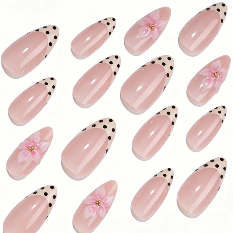 Kunstnagelset mit floralen Akzenten und Punkten Brehn